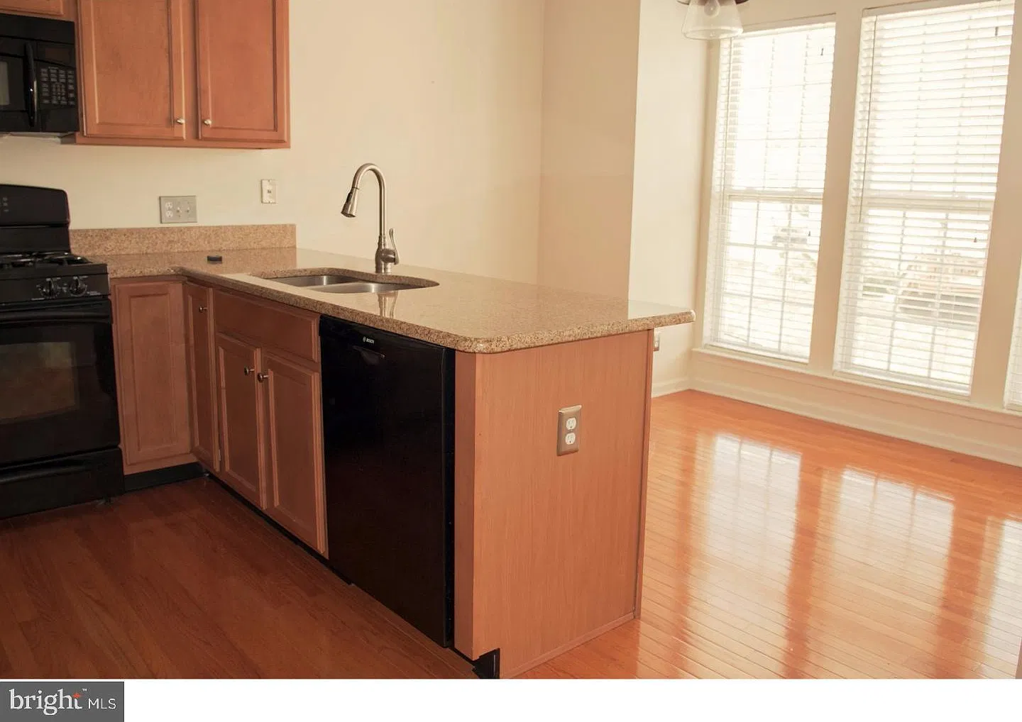 3 bed, 4.0 bath, 3094 sqft, $3,600 — Photo 3