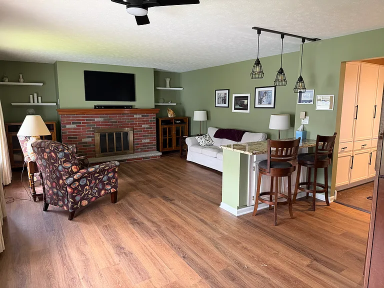 15983 Ashland Dr — Photo 3