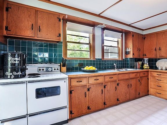 5th image of 86 Manomet Ave
