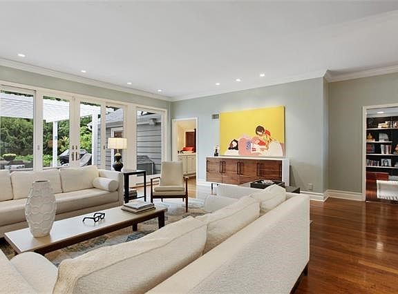 3rd image of 1025 W 66th St