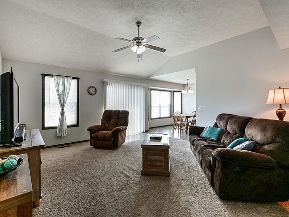 3rd image of 252 Meadowlark St