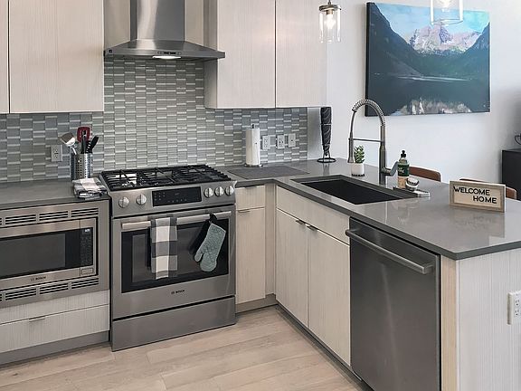 4th image of 1616 S Broadway St #318