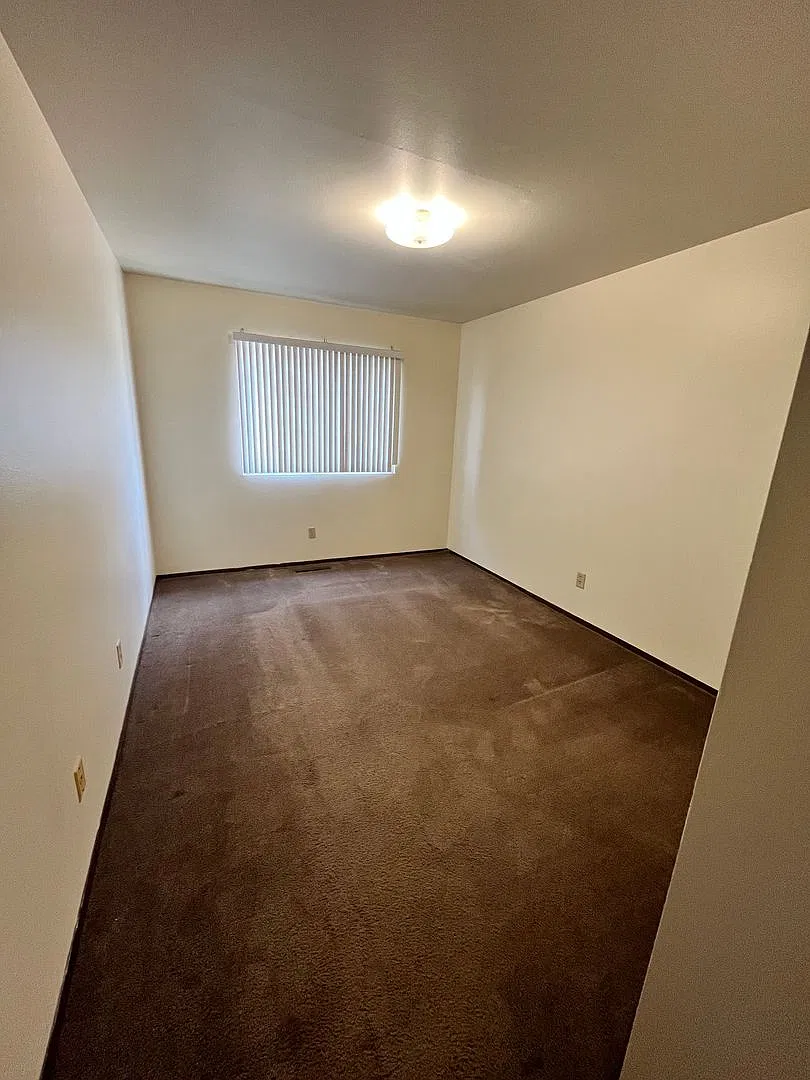 1016 W MacArthur Ave — Photo 4