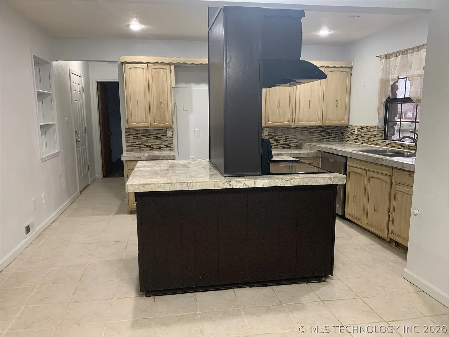 3 bed, 2.5 bath, 1746 sqft, $1,900 — Photo 4