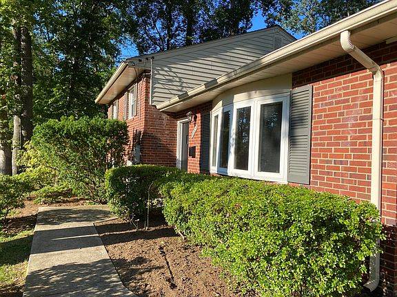 2nd image of 3137 Creswell Dr