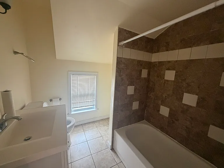 9-9.5 Lawrence St #UP — Photo 10