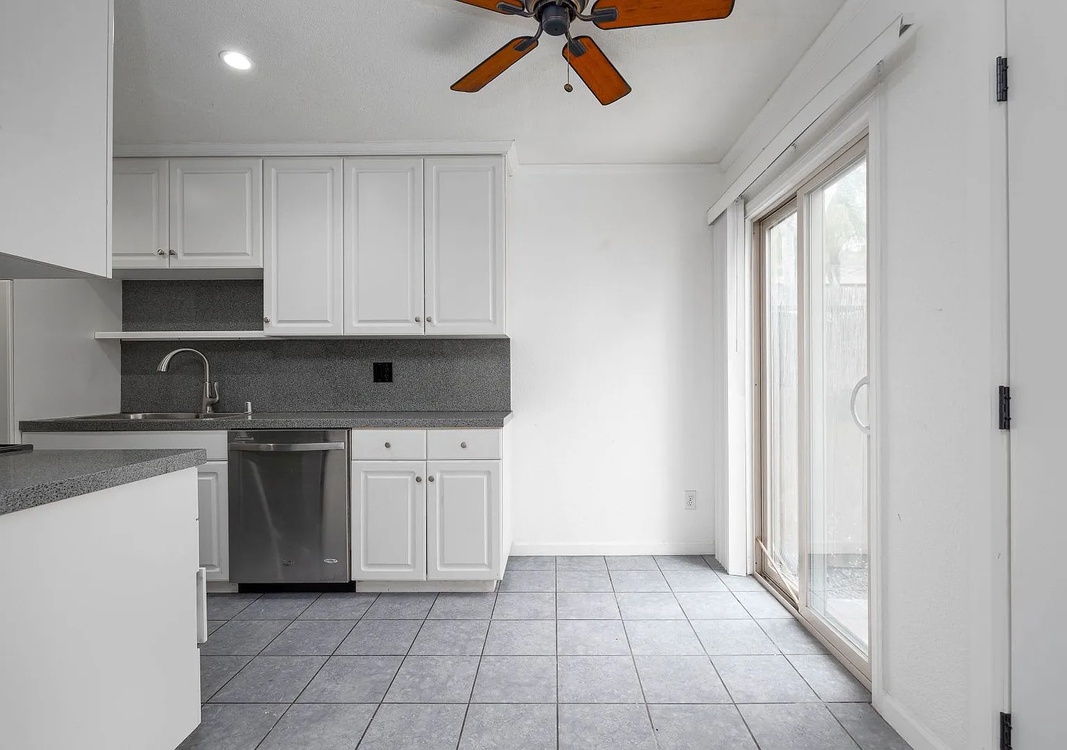 2 Story Townhome w/ Washer/Dryer and Water Included! — Photo 4