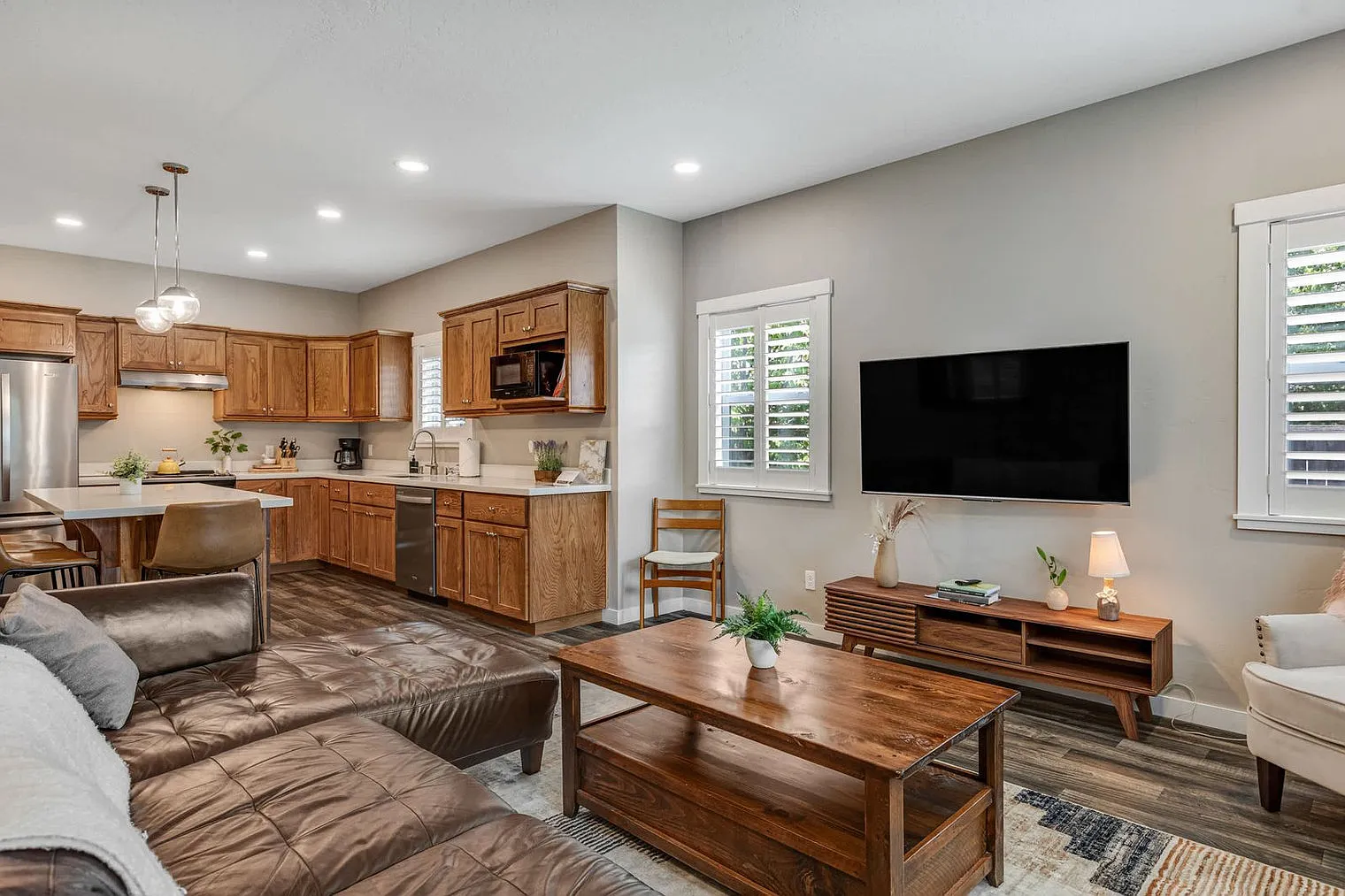3 bed, 2.0 bath, 1194 sqft, $3,906 — Photo 2