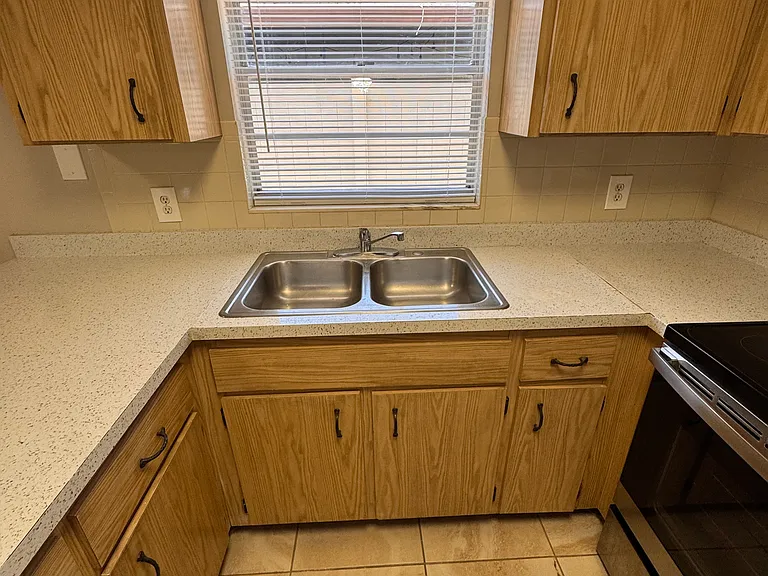 7504 N Thatcher Ave — Photo 14