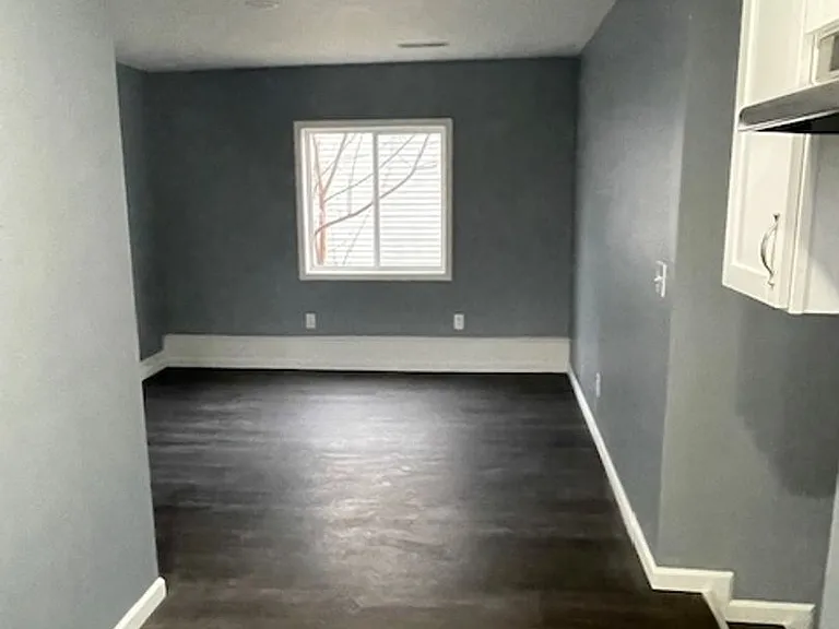 503 E College St — Photo 2