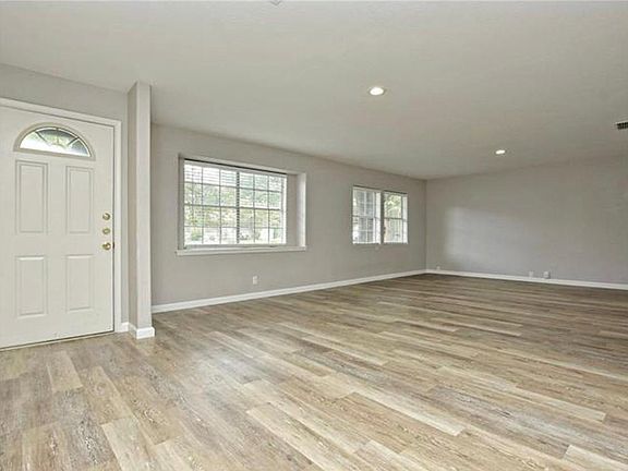 5th image of 814 Emerald Wood Dr