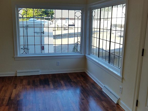 4th image of 704 E St APT 10