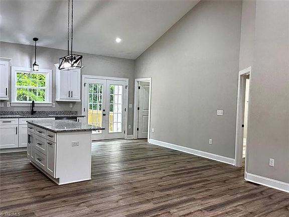 5th image of 605 Kendall St