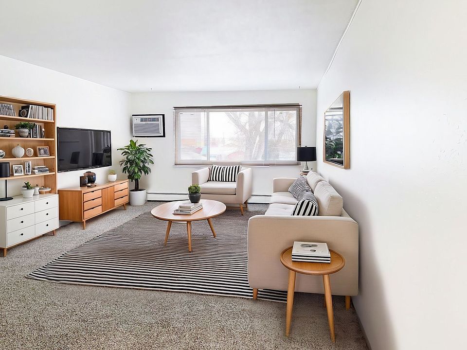 1st image of 904 Thomas Ave NE #17