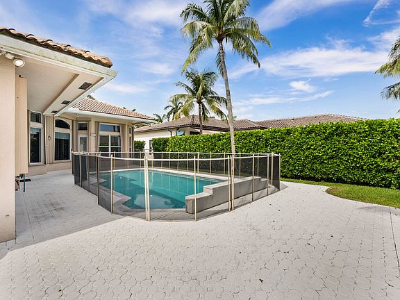 3rd image of 9641 Parkview Avenue