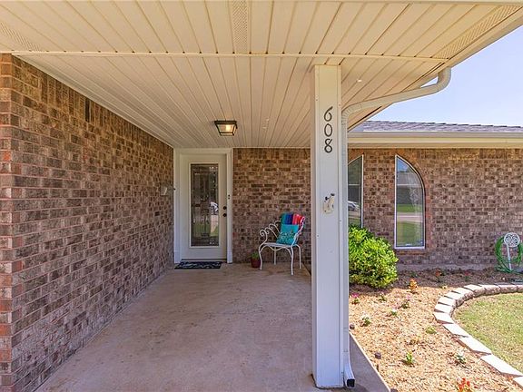 4th image of 608 N Patterson Dr