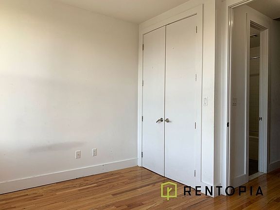 4th image of 886 Jefferson Ave #3T