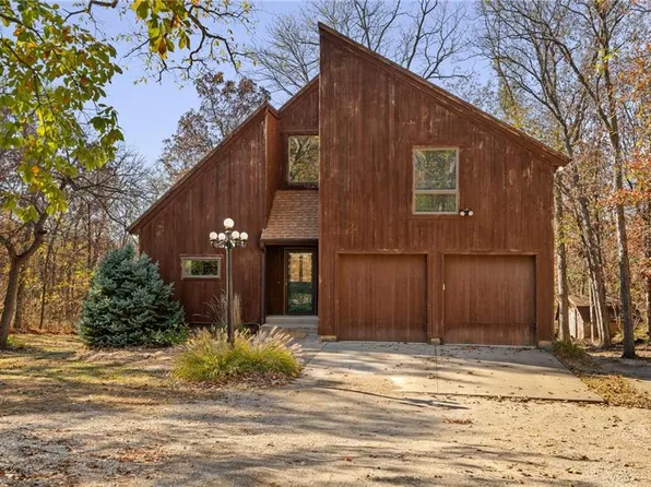 8910 Overhill Cir, De Soto, KS 66018