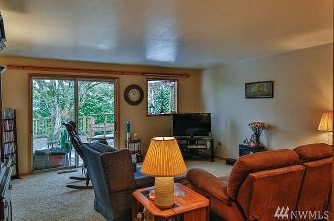 Living toom overlooking the deck