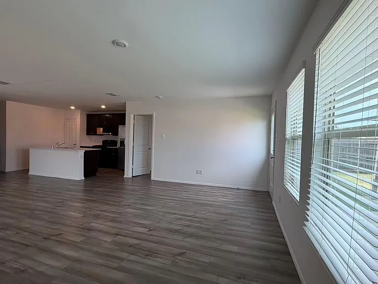 405 Laurenbrooke Dr — Photo 3