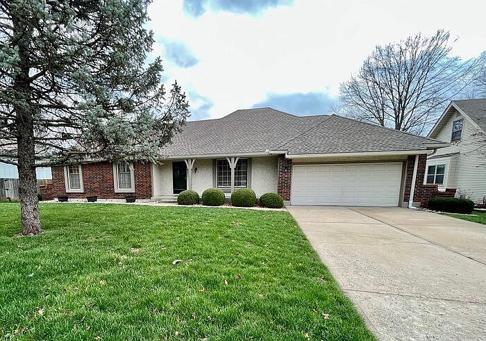 1st image of 516 NE Country Club Dr