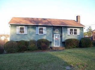 989 Woodleaf Ct, Winston Salem, NC 27107