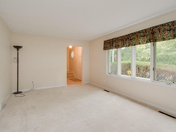 4th image of 544 Sunrise Cir