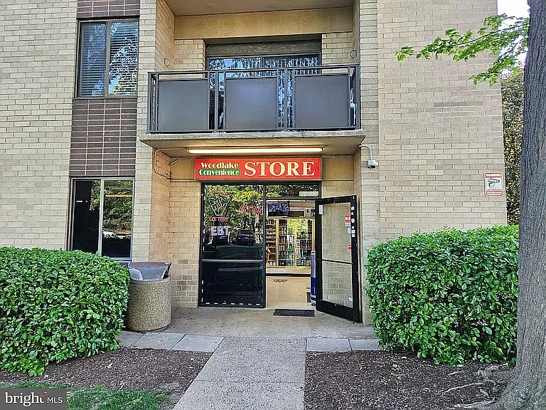 Convenience store in Woodlake Towers