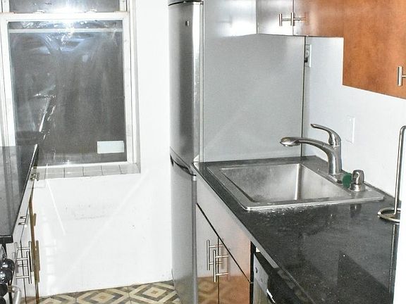 3rd image of 208 E 95th St APT 3