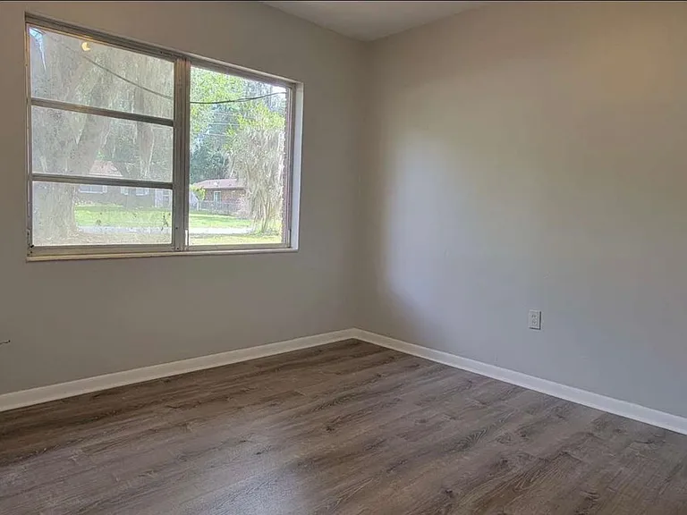 1092 NW Ashley St — Photo 7