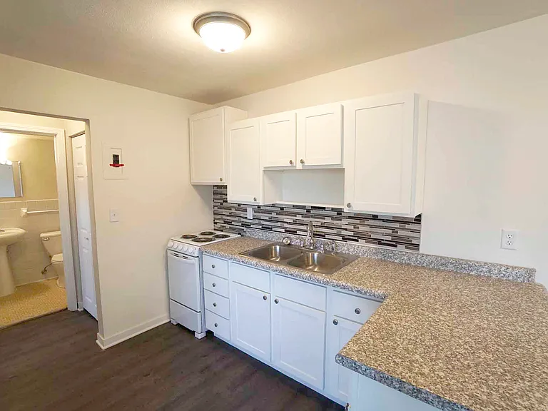 1529 Adrian St — Photo 13