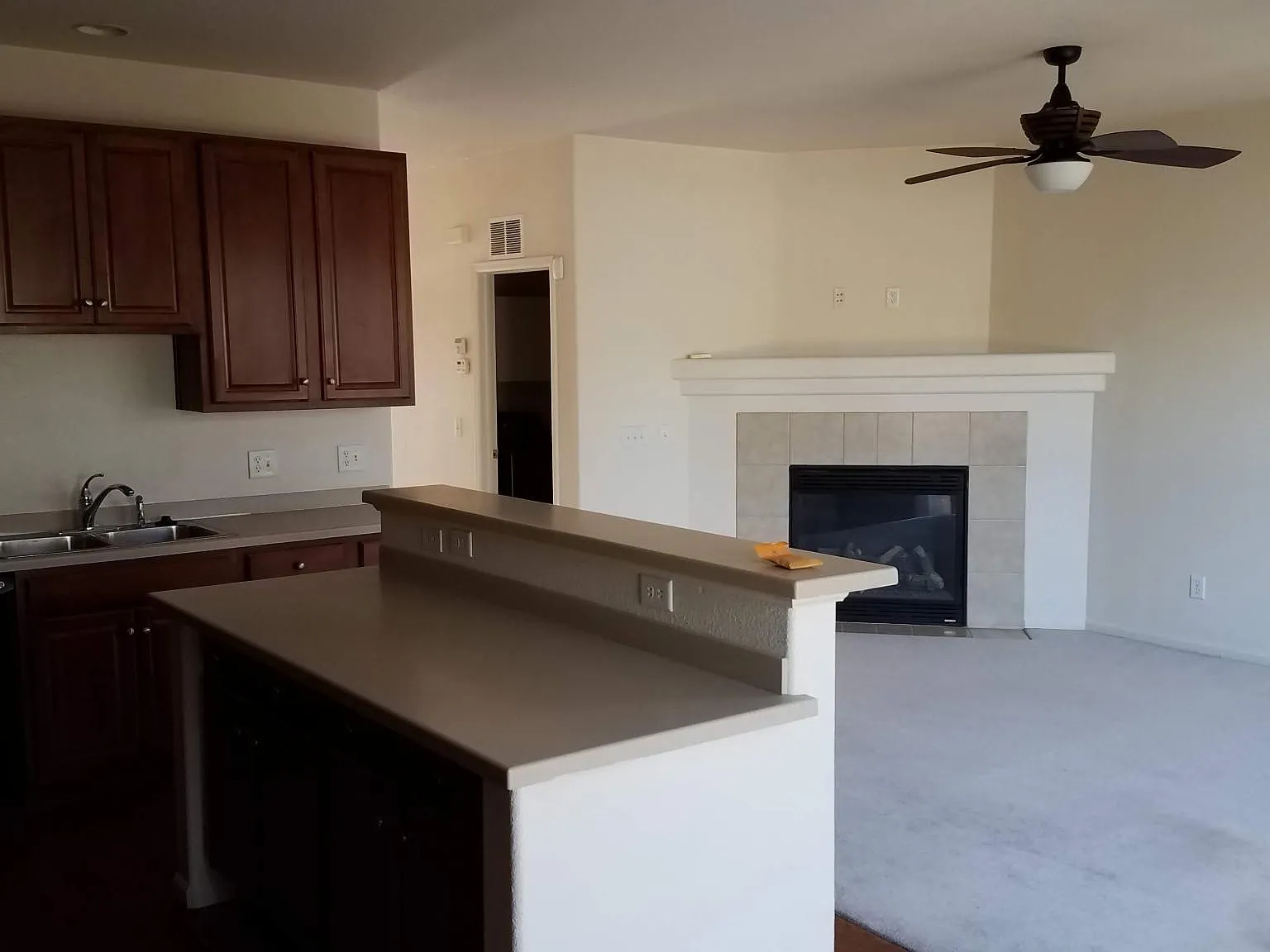 3 bed, 2.5 bath, 1870 sqft, $1,975 — Photo 3