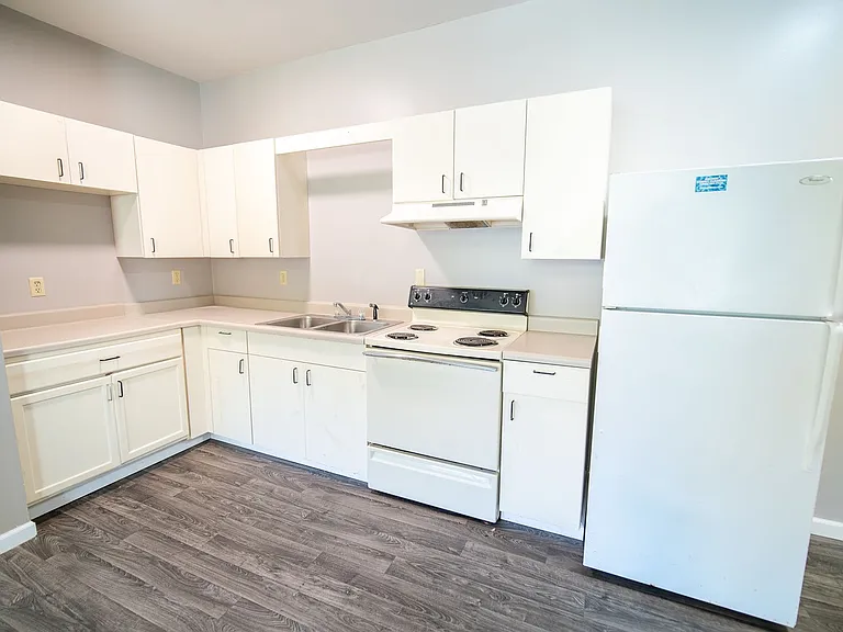 44 Riverside Dr — Photo 3