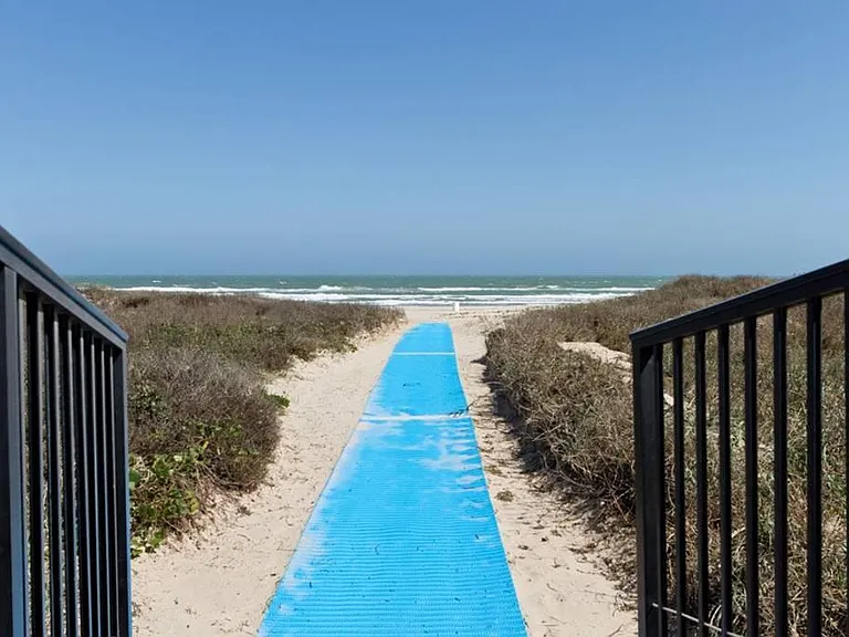 private 4 minute walk to beach.
No streets to cross over!