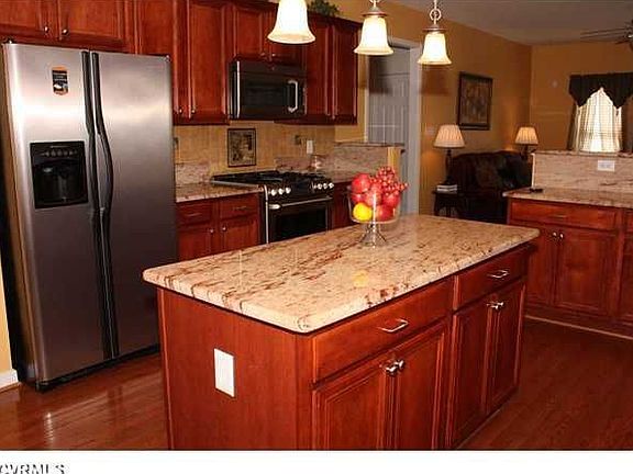 Kitchen w/Granite