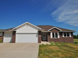 901 Tanglewood Trl, Manchester, IA 52057