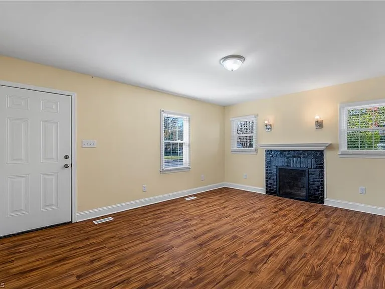 810 Elwell Ave — Photo 7