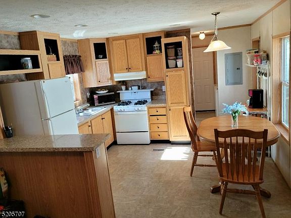 3rd image of 23 Deerfield Dr