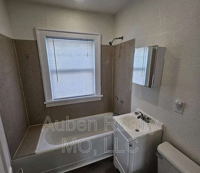 5411 Harrison St #1F — Photo 7
