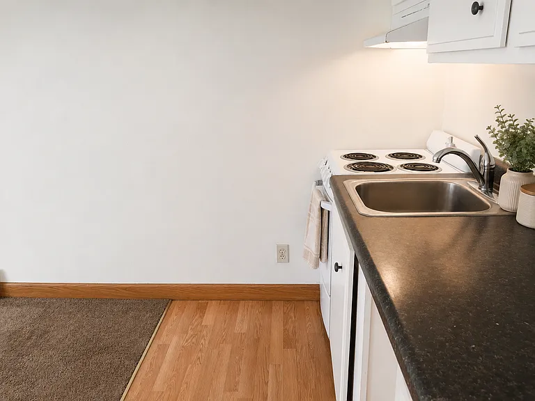 MAY RENT FREE - Sign on this Studio today! — Photo 7