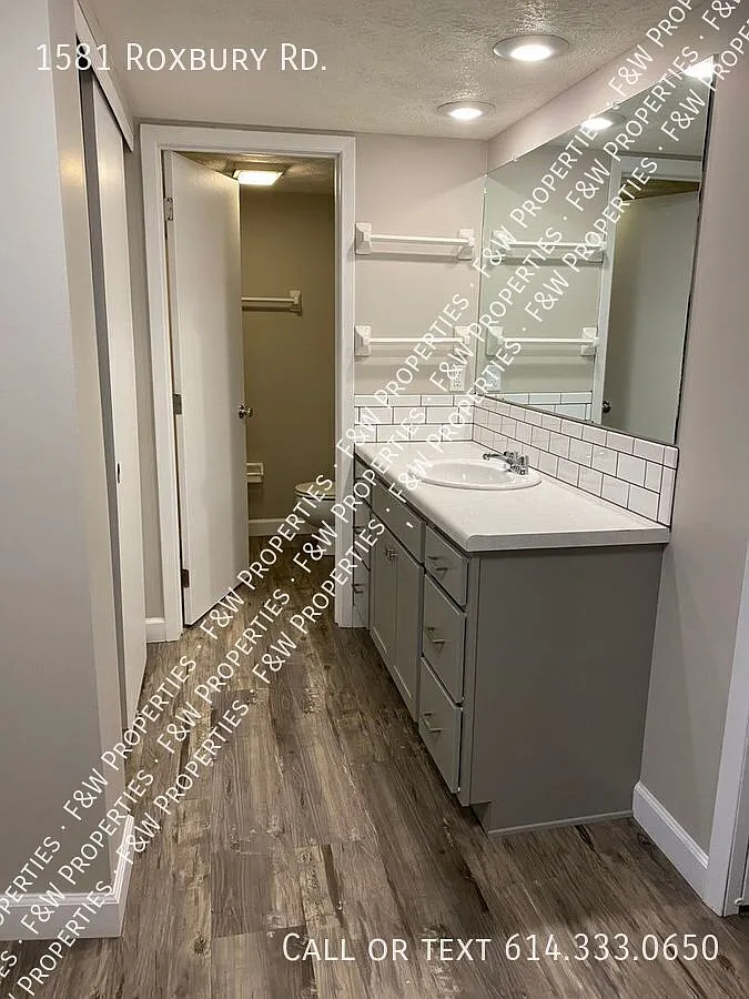 Marble Cliff Village, Roxbury Arms Apartments — Photo 4