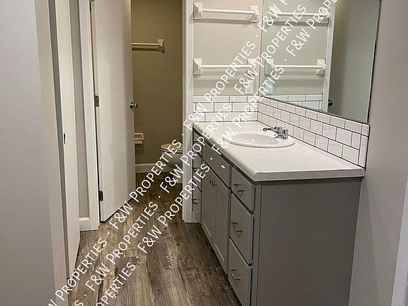 4th image of 1581 Roxbury Rd