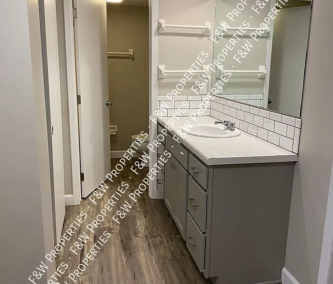 1581 Roxbury Rd — Photo 4