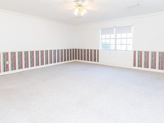 3rd image of 207 Holiday Cir