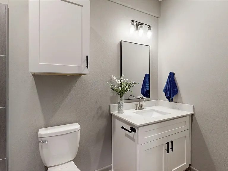 101 W 33rd St #204 — Photo 12
