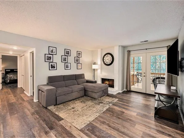8346 NW Barrybrooke Dr, Kansas City, MO 64151