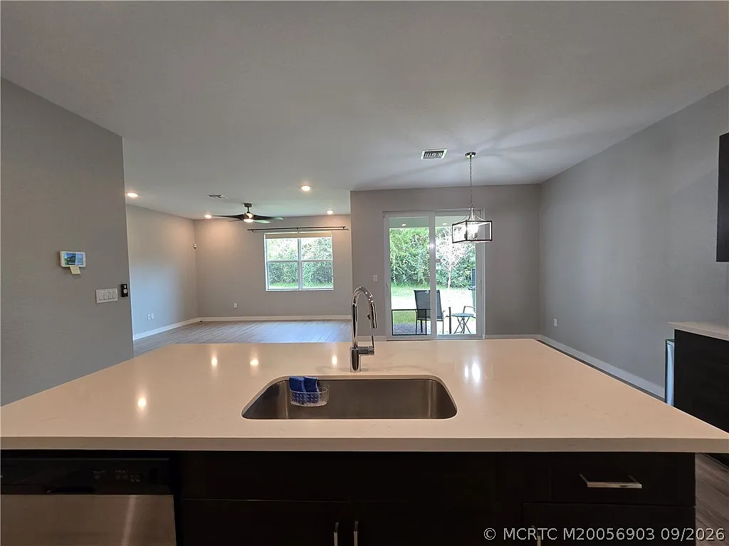 4 bed, 2.0 bath, 1811 sqft, $3,700 — Photo 2