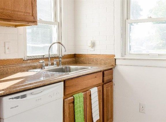 5th image of 447 Ainsworth Cir