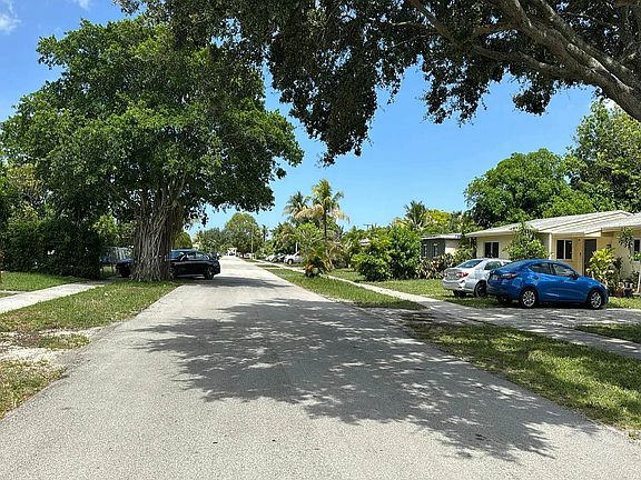 4th image of 1360 NW 197th St