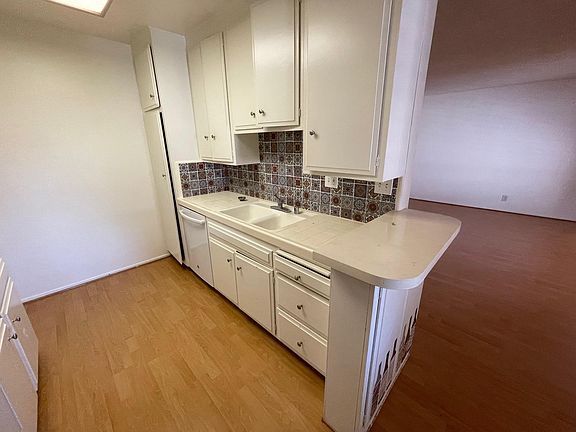 5th image of 930 S Shenandoah St APT 7